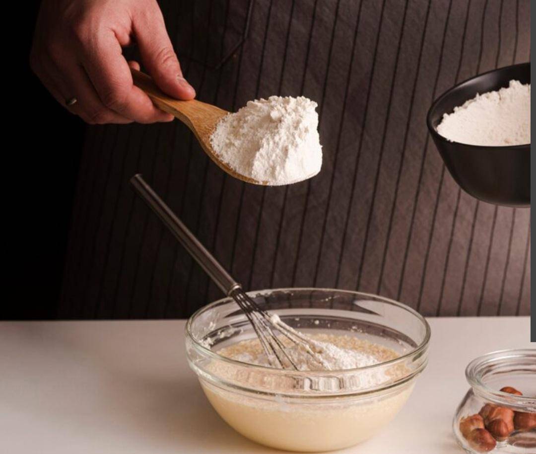 ilustrasi menuang tepung (freepik.com/freepik)
