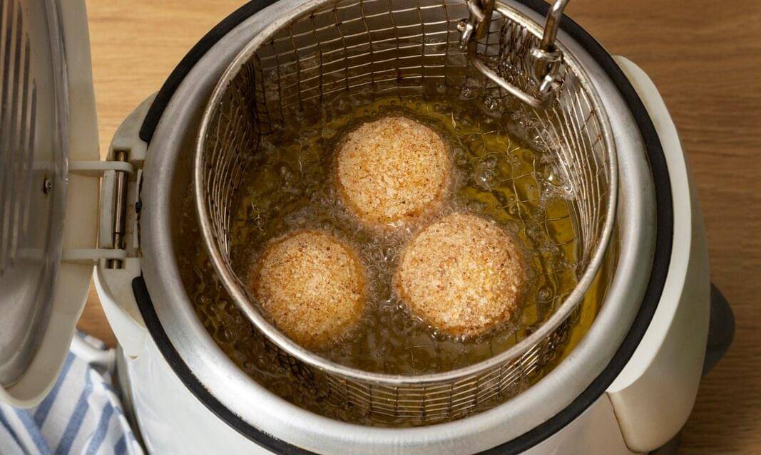 ilustrasi menggoreng dengan minyak banyak (freepik.com/freepik)