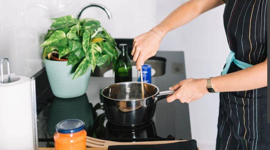 ilustrasi memasak adonan di kompor