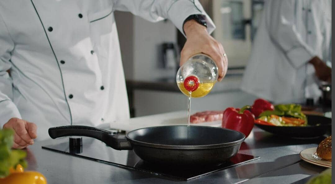 ilustrasi menuang minyak ke wajan