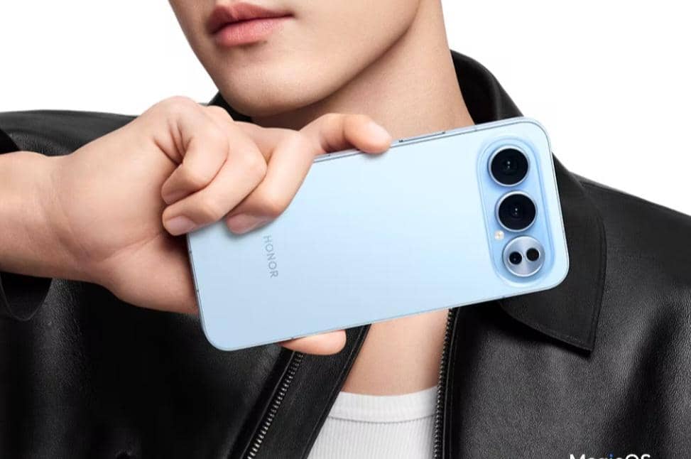 Seseorang memegang HONOR 500 Pro.