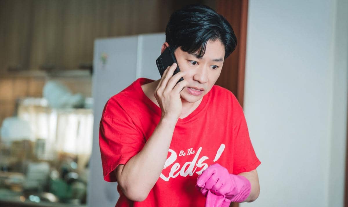 Still cut Salon de Holmes