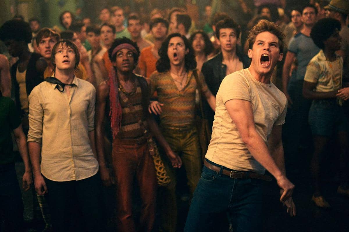 Jeremy Irvine dalam film Stonewall.