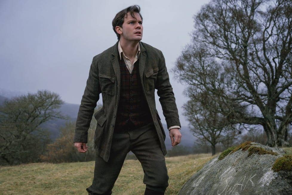 Jeremy Irvine dalam serial Outlander: Blood of My Blood. 