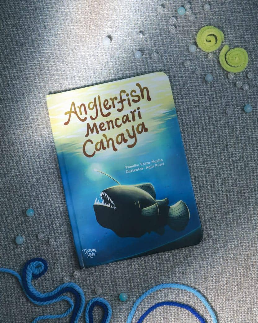 Sampul depan buku Anglerfish Mencari Cahaya