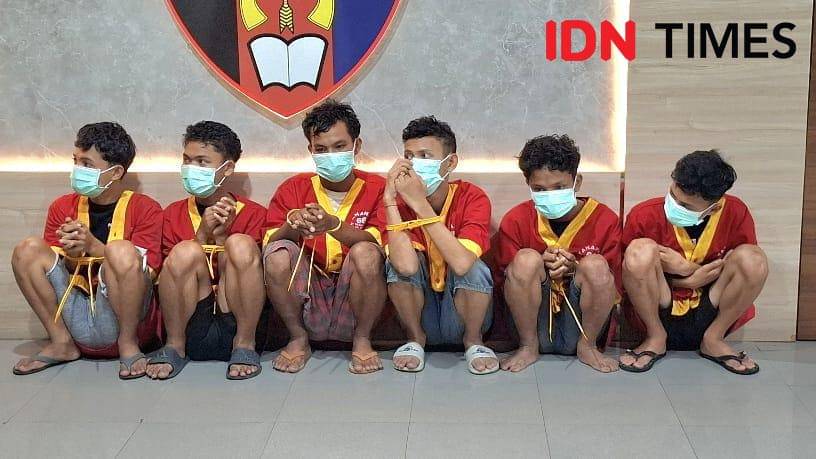 Tampang enam pelaku pembakaran 13 rumah warga Borta, Kecamatan Tallo, Makassar, saat dihadirkan di Mapolda Sulsel, Senin (24/11/2025). IDN Times. IDN Times/Darsil Yahya