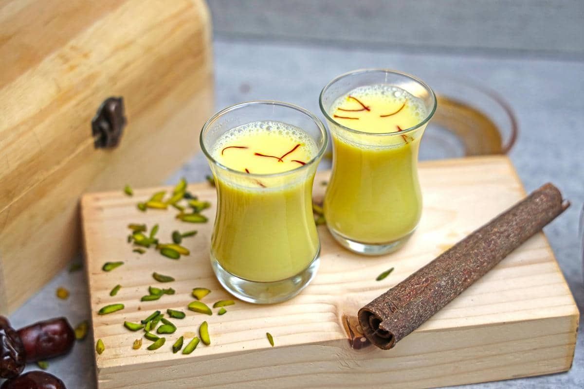 Ilustrasi minuman susu kunyit
