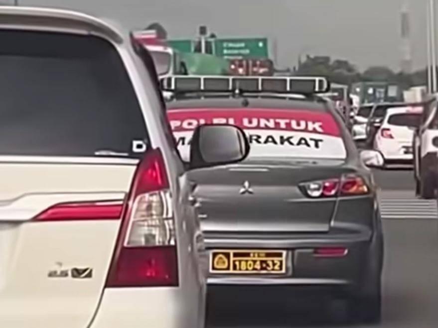 Mobil dinas polisi ugal-ugalan di Tol Tangerang-Merak 