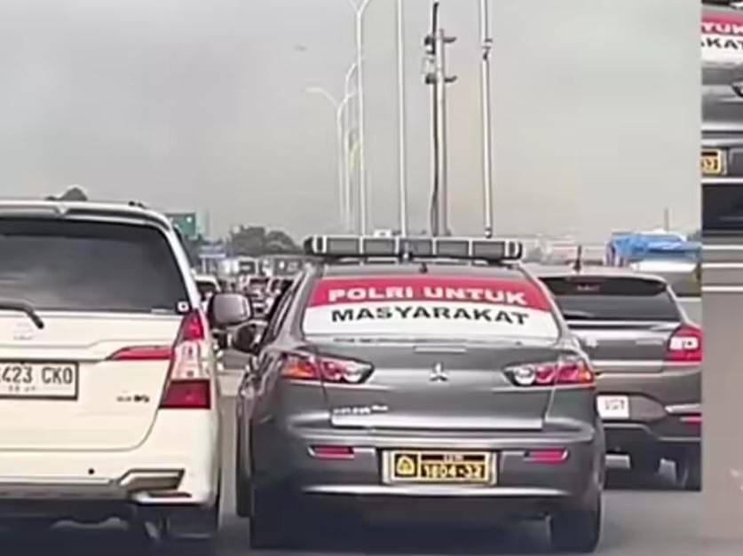 Mobil dinas polisi ugal-ugalan di Tol Tangerang-Merak 
