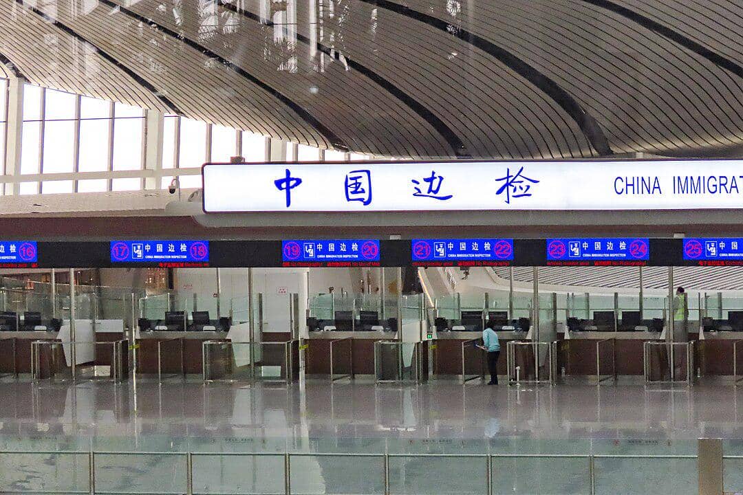 ilustrasi loket imigrasi di bandara tujuan tempat VoA diurus