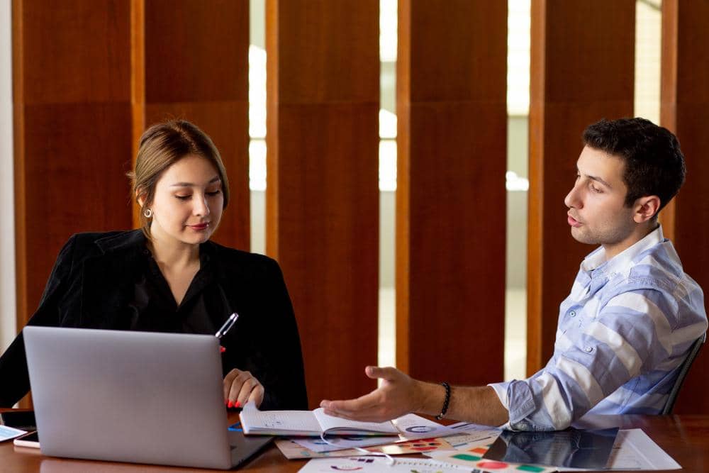 ilustrasi orang berdiskusi