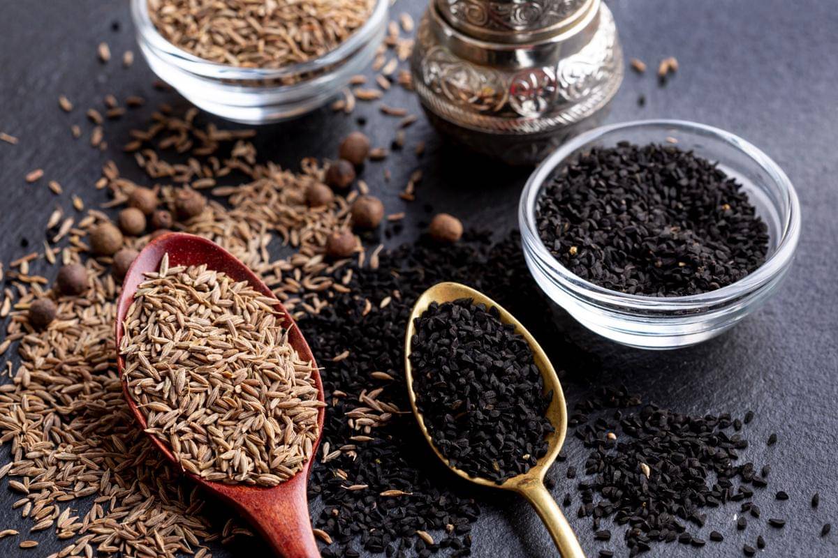 ilustrasi jintan hitam dan putih