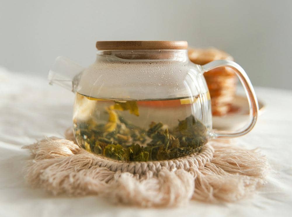 ilustrasi ocha yang baru saja diseduh 