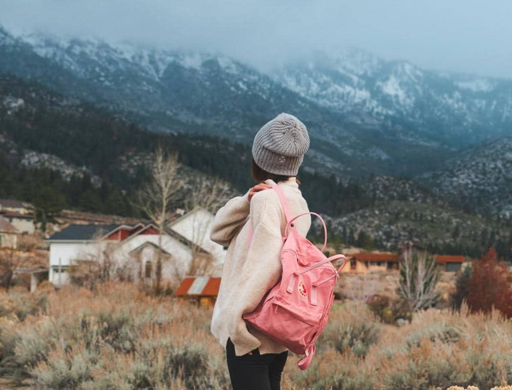 ilustrasi seorang traveler perempuan saat berkunjung ke suatu tempat