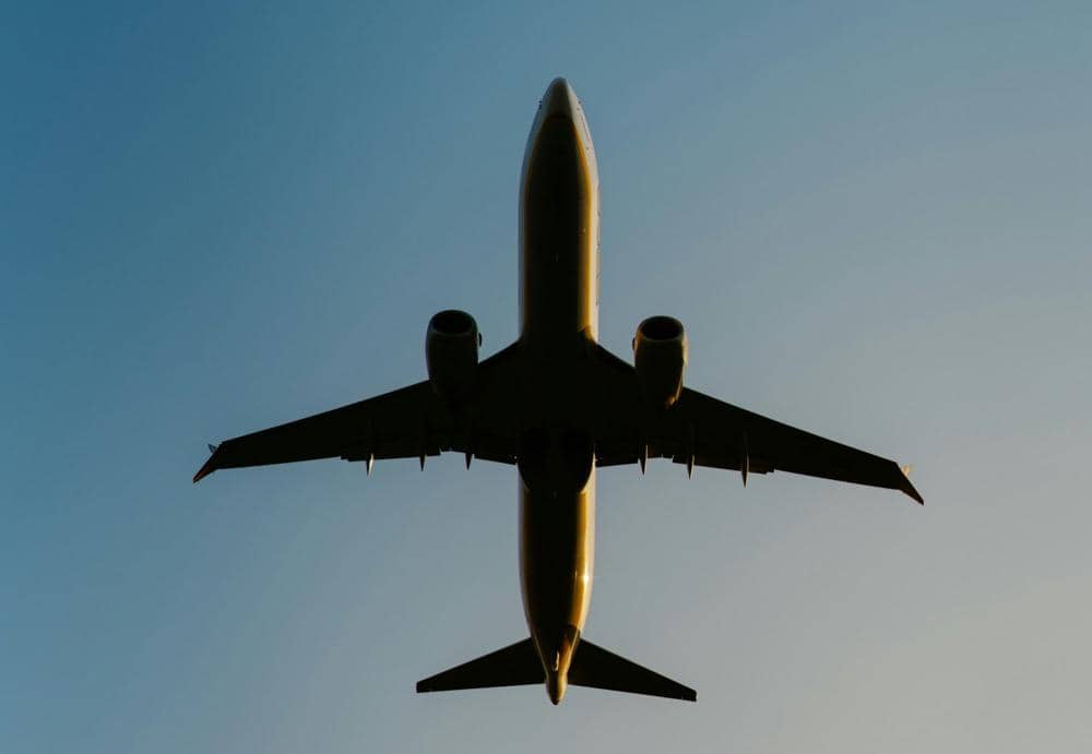 ilustrasi pesawat terbang yang mengudara 