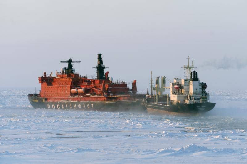 potret kapal icebreaker bertenaga nuklir 50 Let Pobedy yang sedang menavigasi kapal niaga Yamal Irbis di Laut Kara