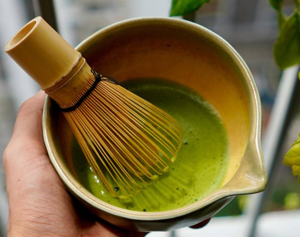 ilustrasi bubuk matcha yang sudah diseduh