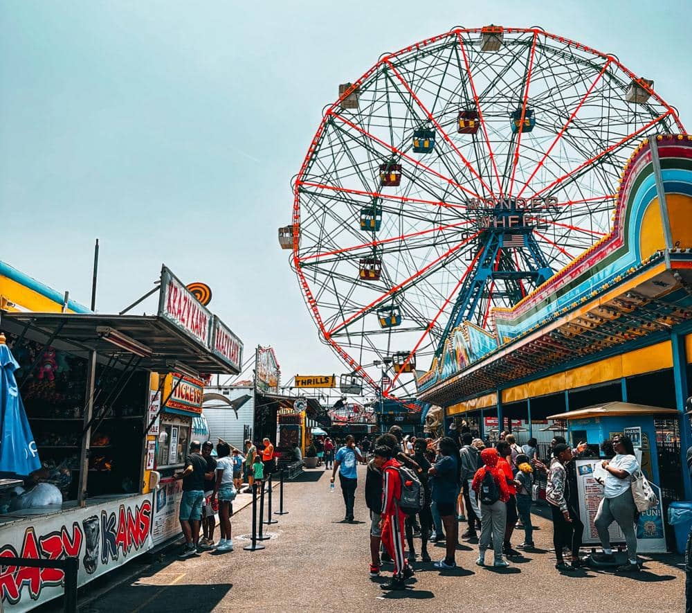 ilustrasi pengunjung yang sedang antri di taman hiburan 