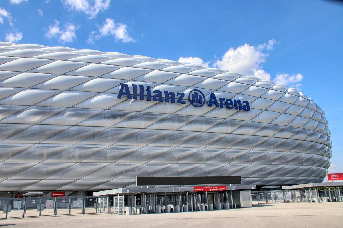 Tampak depan Allianz Arena, stadion Bayern Muenchen.