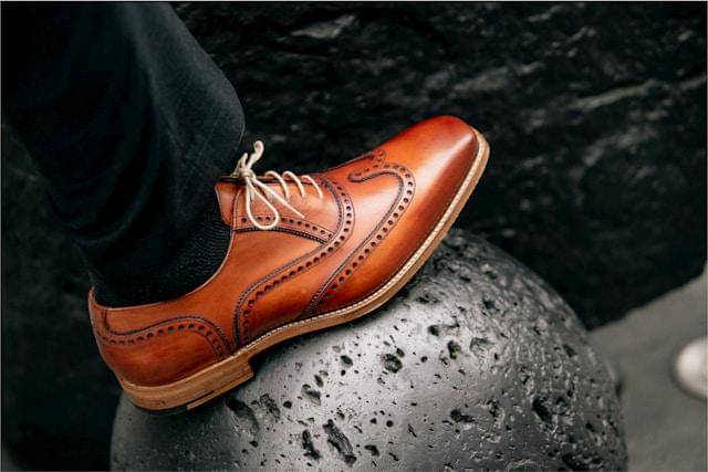 ilustrasi sepatu dengan sol kulit asli