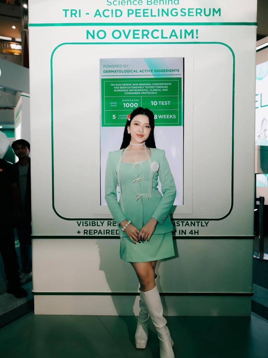 padu padan mini skirt ala Tiara Andini 