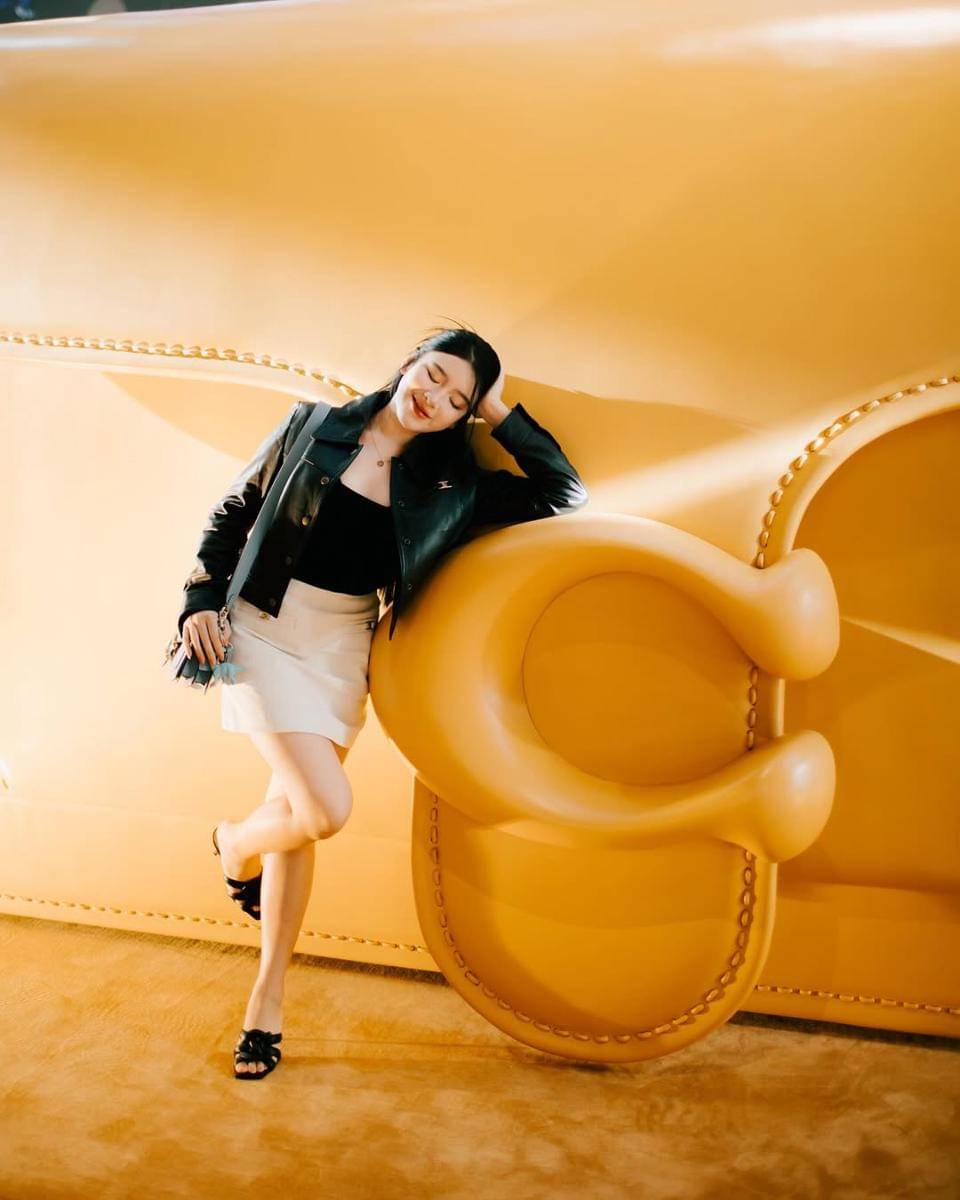 padu padan mini skirt ala Tiara Andini 