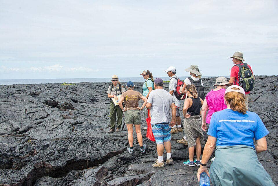Kelompok pendaki gunung bersama pemandu profesional.