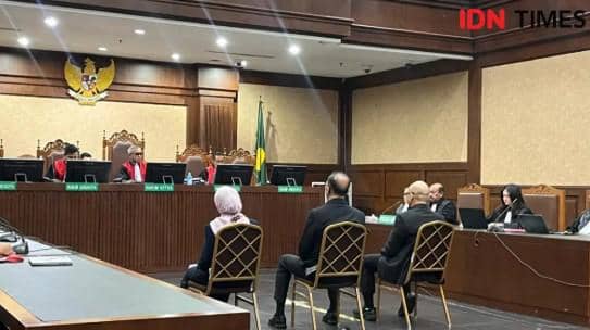 Terdapat perbedaan pendapat atau dissenting opinion majelis hakim yang mengadili