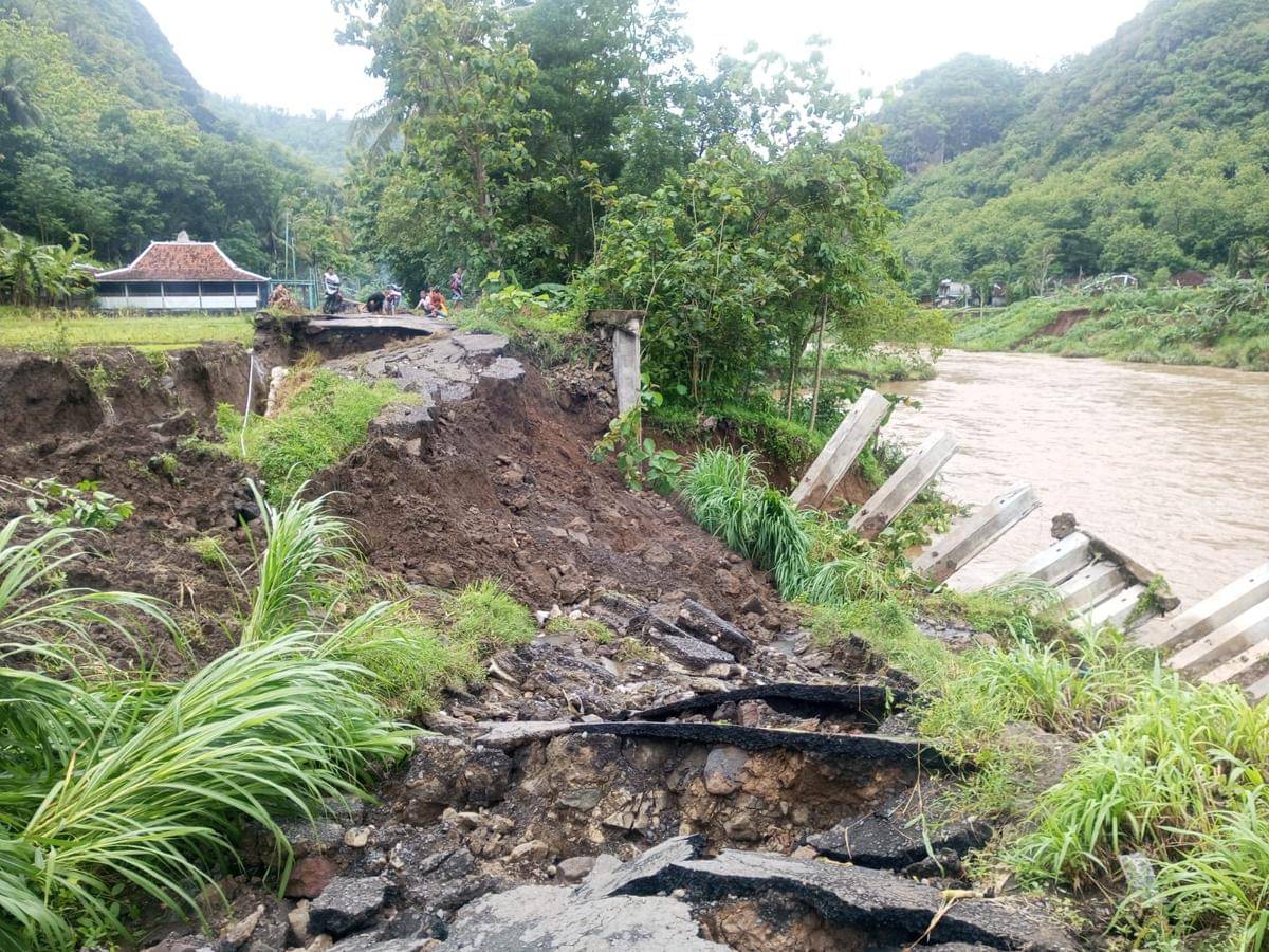 Jalan amblas di Srikeminut, Sriharjo, Kapanewon Imogiri Kabupaten Bantul. 