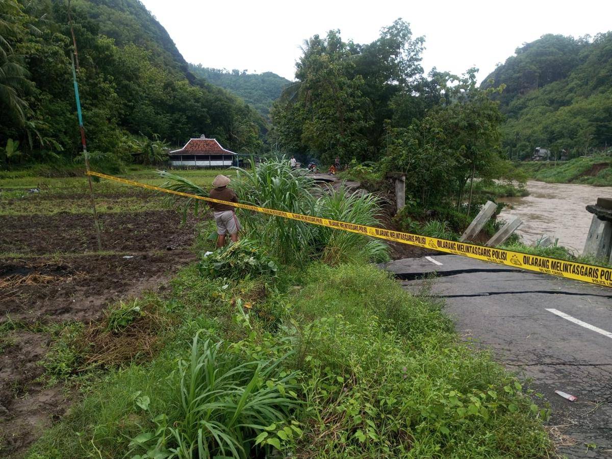 Jalan amblas di Srikeminut, Sriharjo, Kapanewon Imogiri Kabupaten Bantul. 