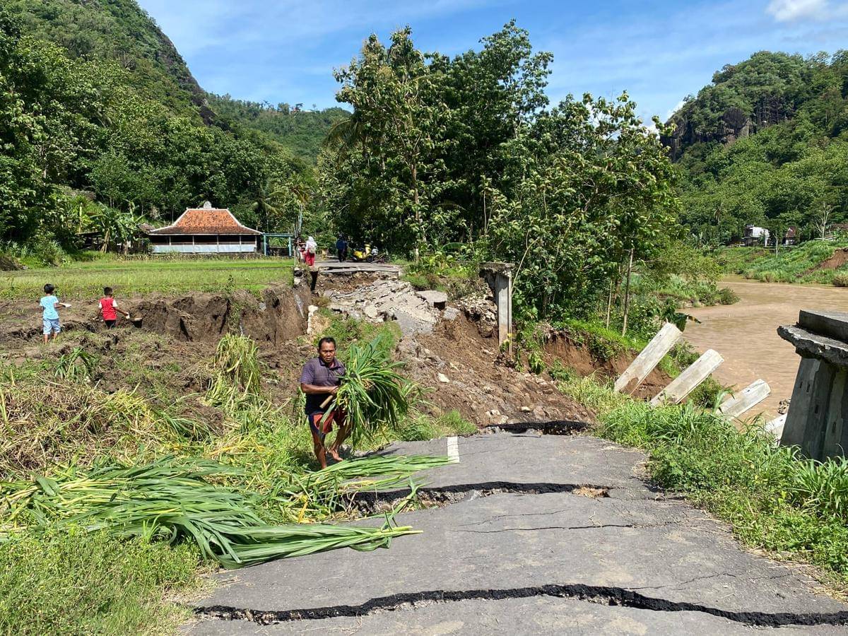 Jalan amblas di Srikeminut, Sriharjo, Kapanewon Imogiri Kabupaten Bantul.