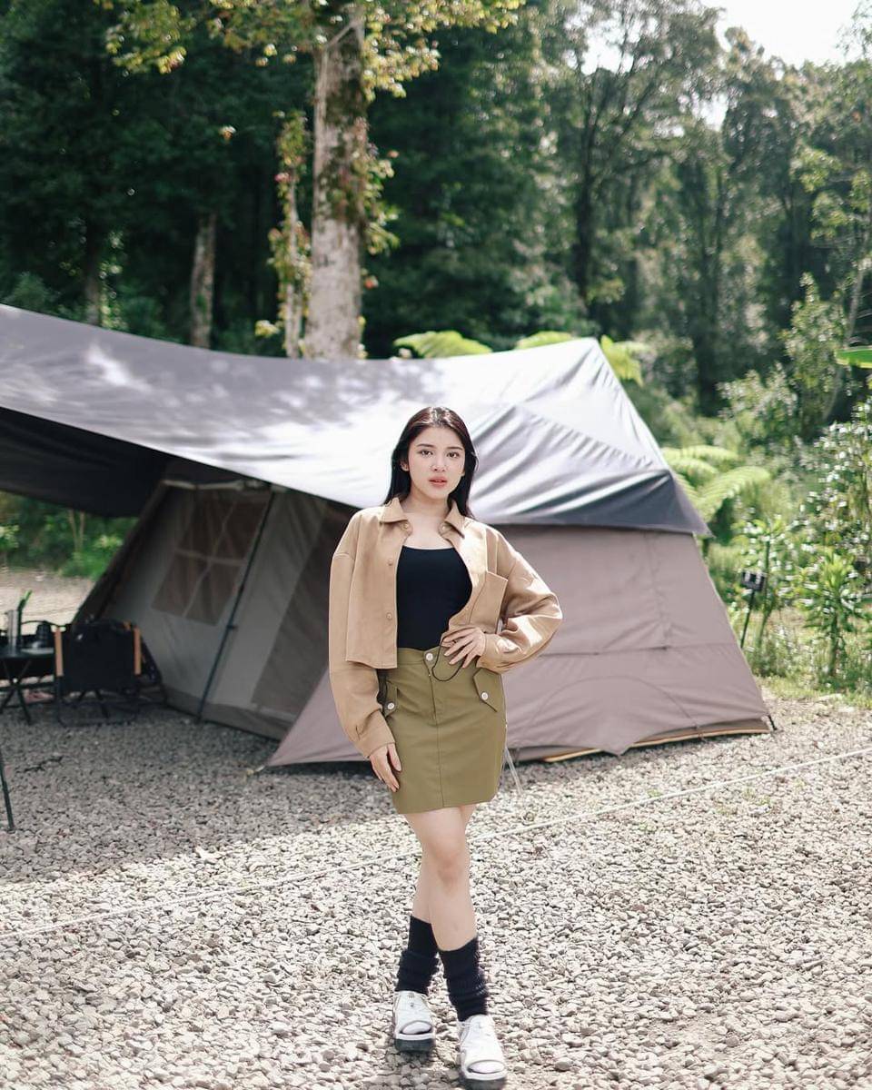 padu padan mini skirt ala Tiara Andini 