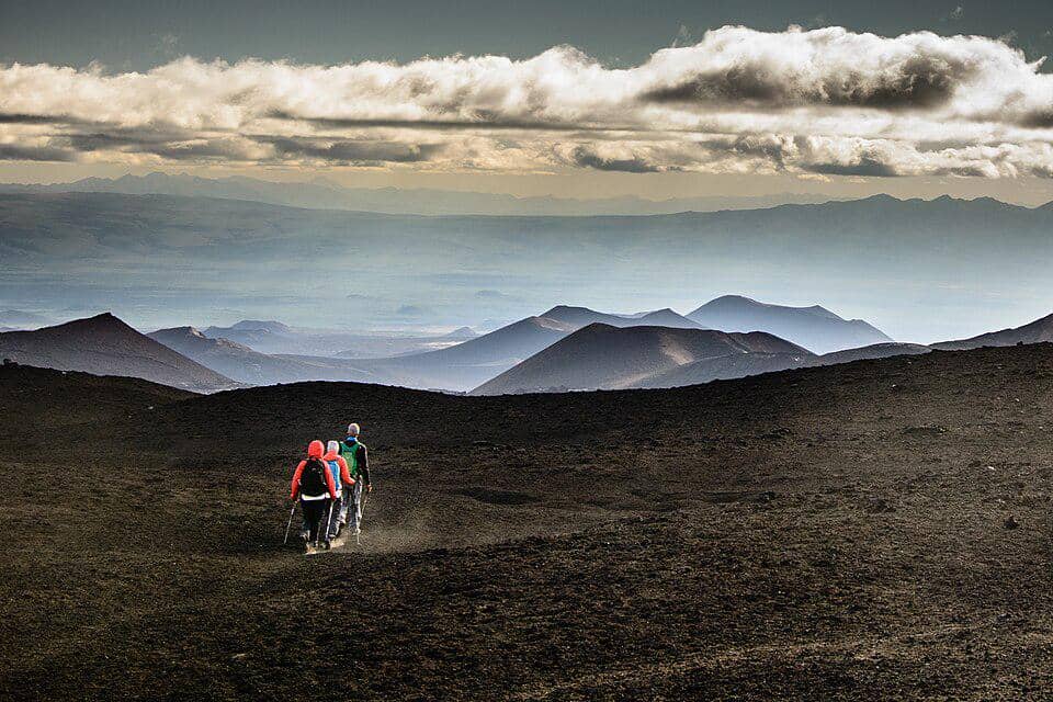 pemandangan indah sekaligus mencekam di atas Gunung Api Tolbachik