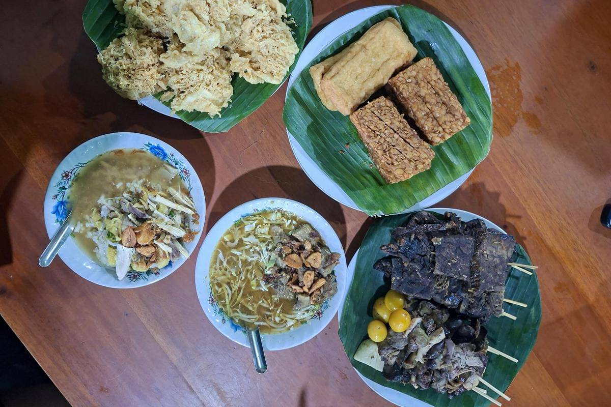 ilustrasi sajian soto ayam beserta lauk pelengkapnya (dok.pribadi/Natalia Indah)