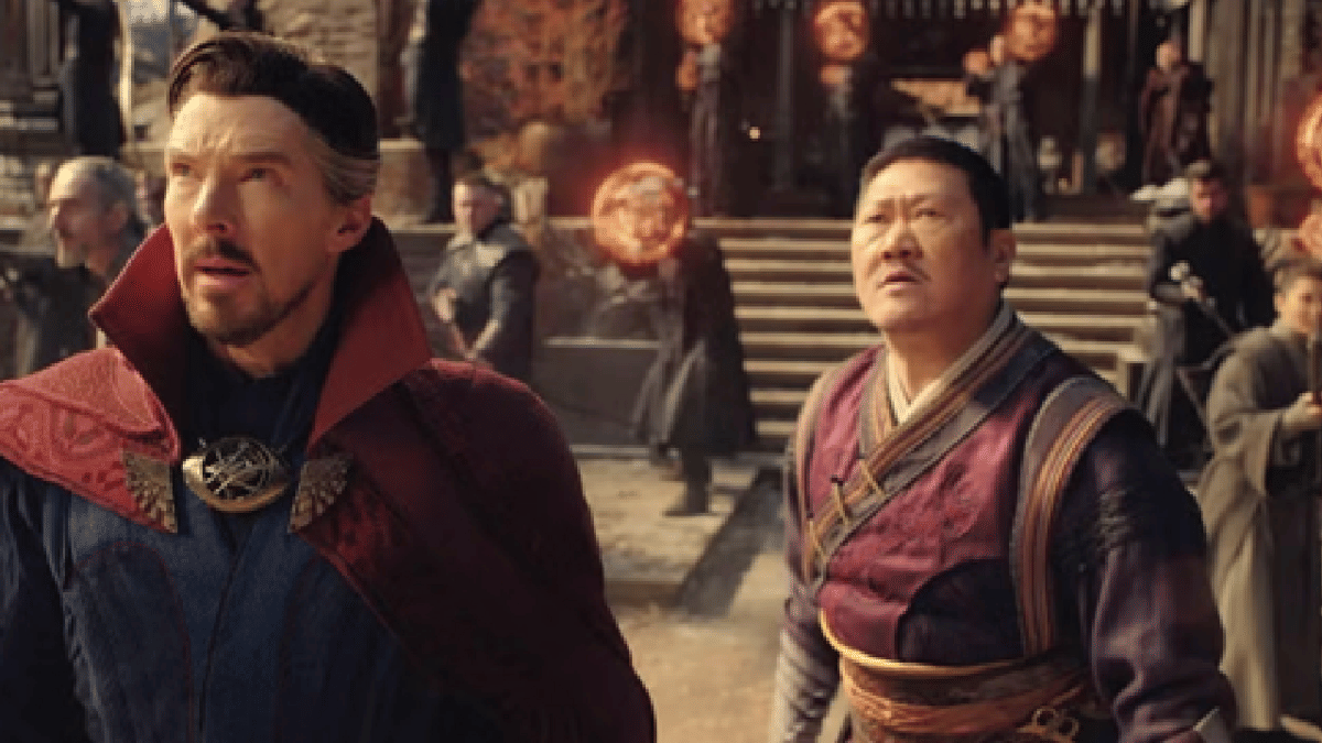 Wong dan murid Kamar-Taj membantu Doctor Strange melawan Scarlet Witch.