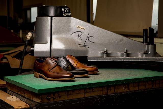 ilustrasi sepatu dengan sol kulit asli