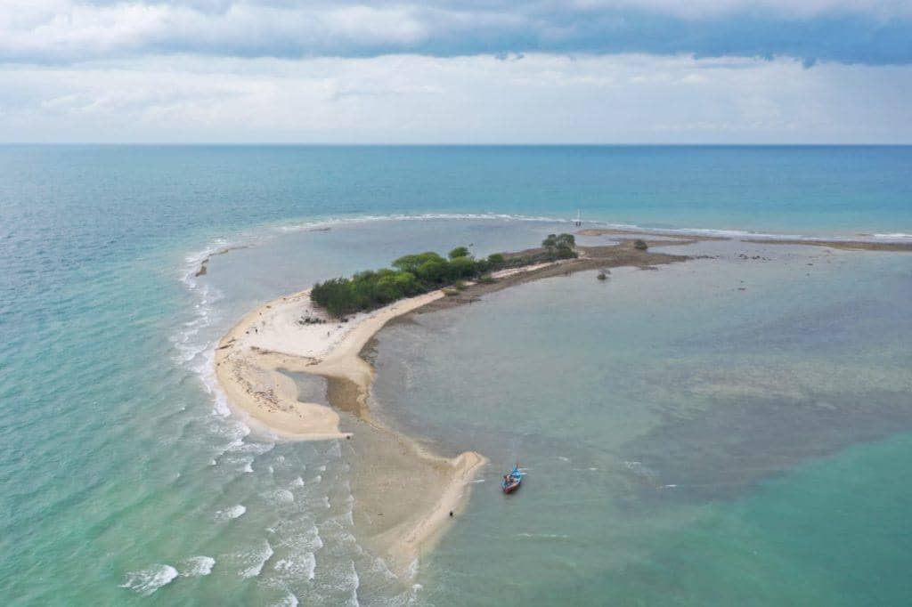 5 Rekomendasi Pantai Dekat Kudus: Panorama Menakjubkan Antara Rembang dan Jepara