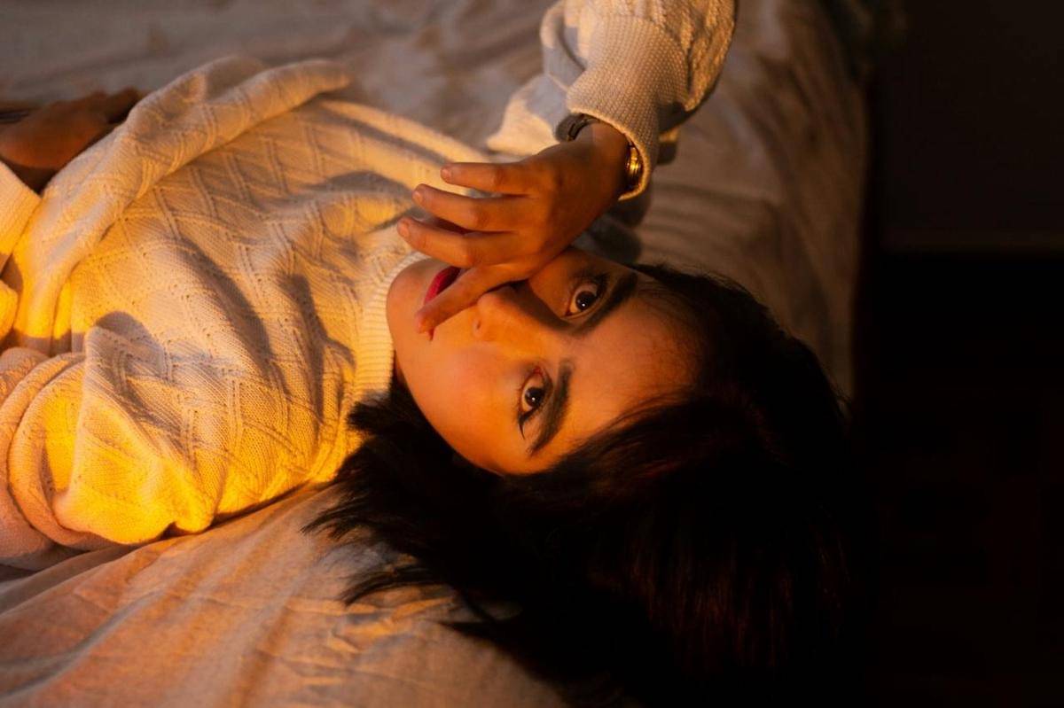 Seorang wanita sedang mau tidur.