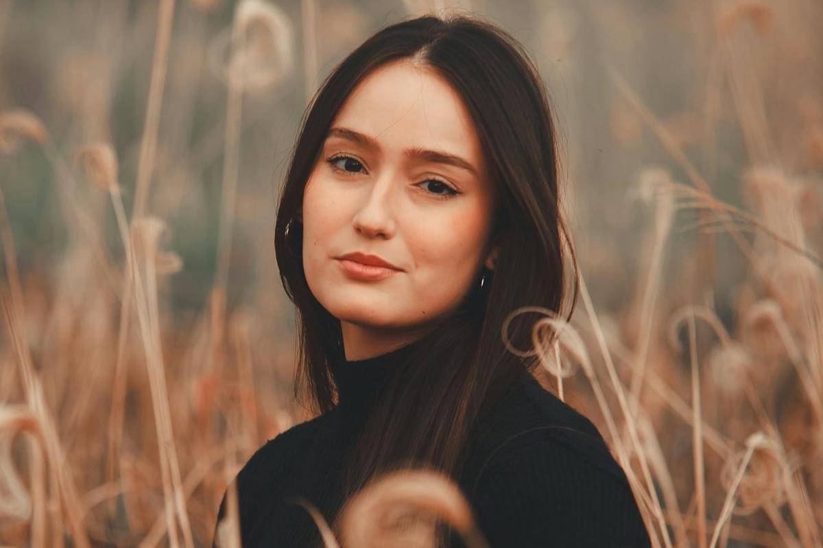 Wanita sedang di kebun ilalang.