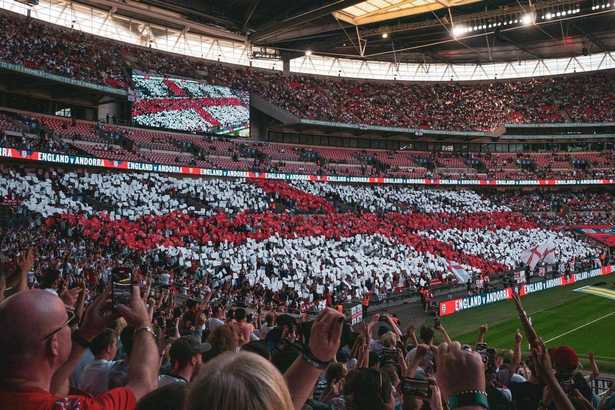 ilustrasi suporter Timnas Inggris di stadion