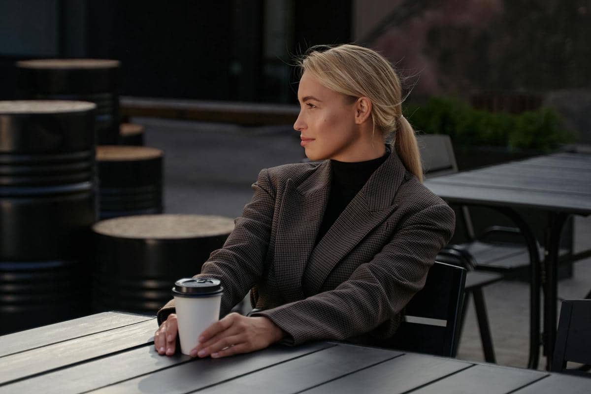 ilustrasi seorang perempuan di kafe 