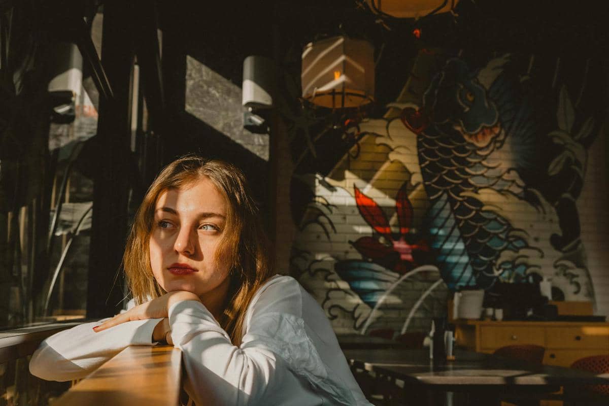 Seorang perempuan sedang melamun.