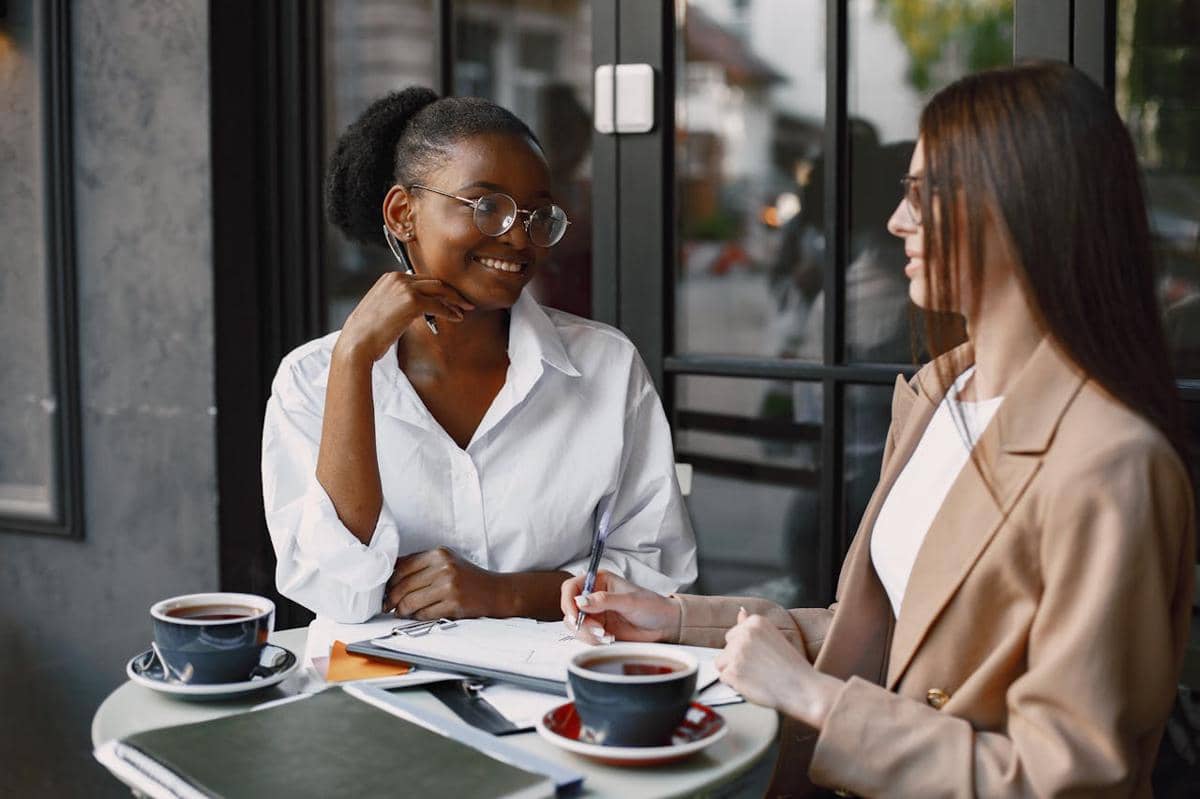 ilustrasi dua wanita saling berinteraksi