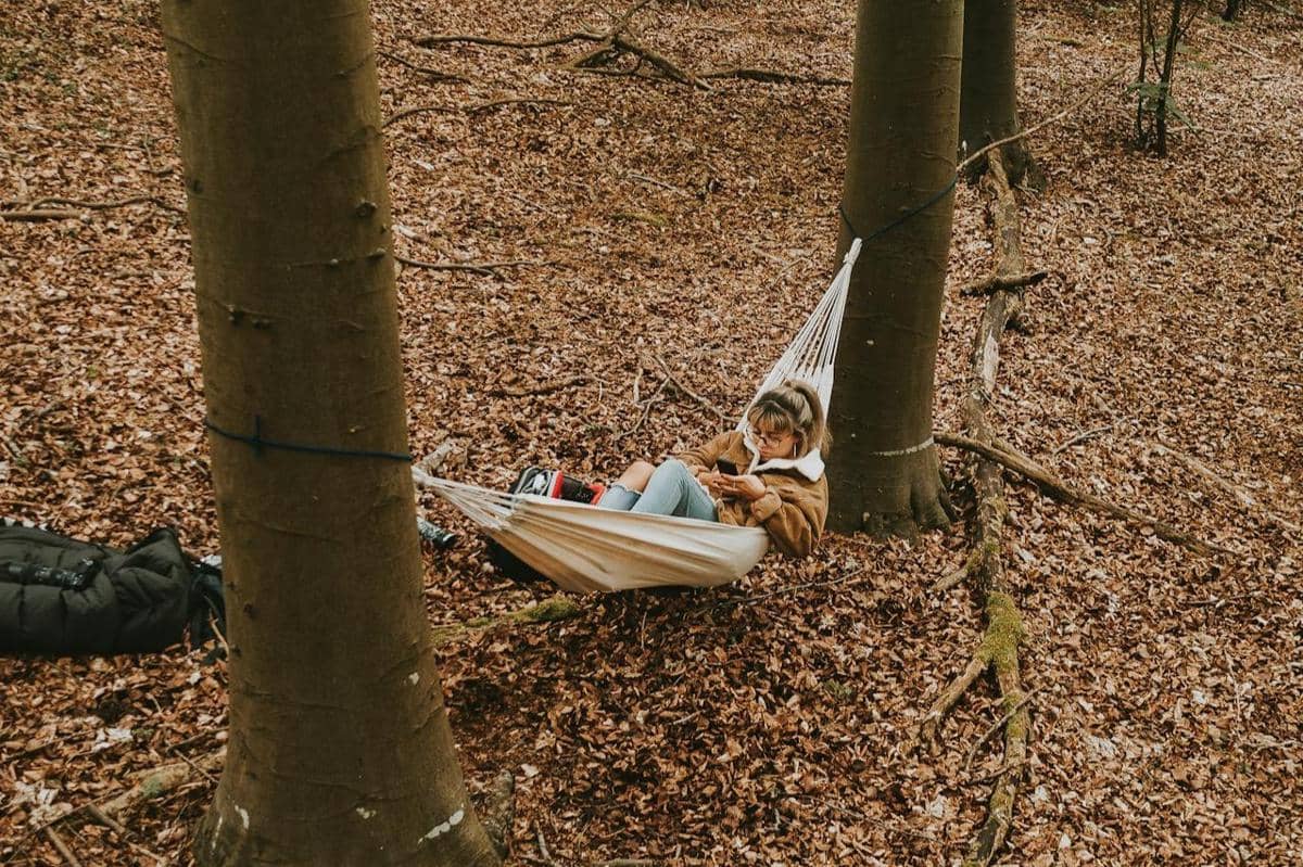 Seorang wanita sedang di hutan.