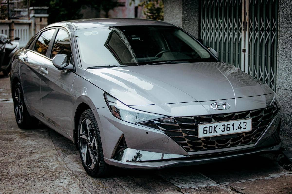 ilustrasi silver car