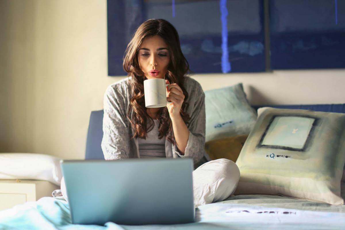 Seorang wanita di depan laptop