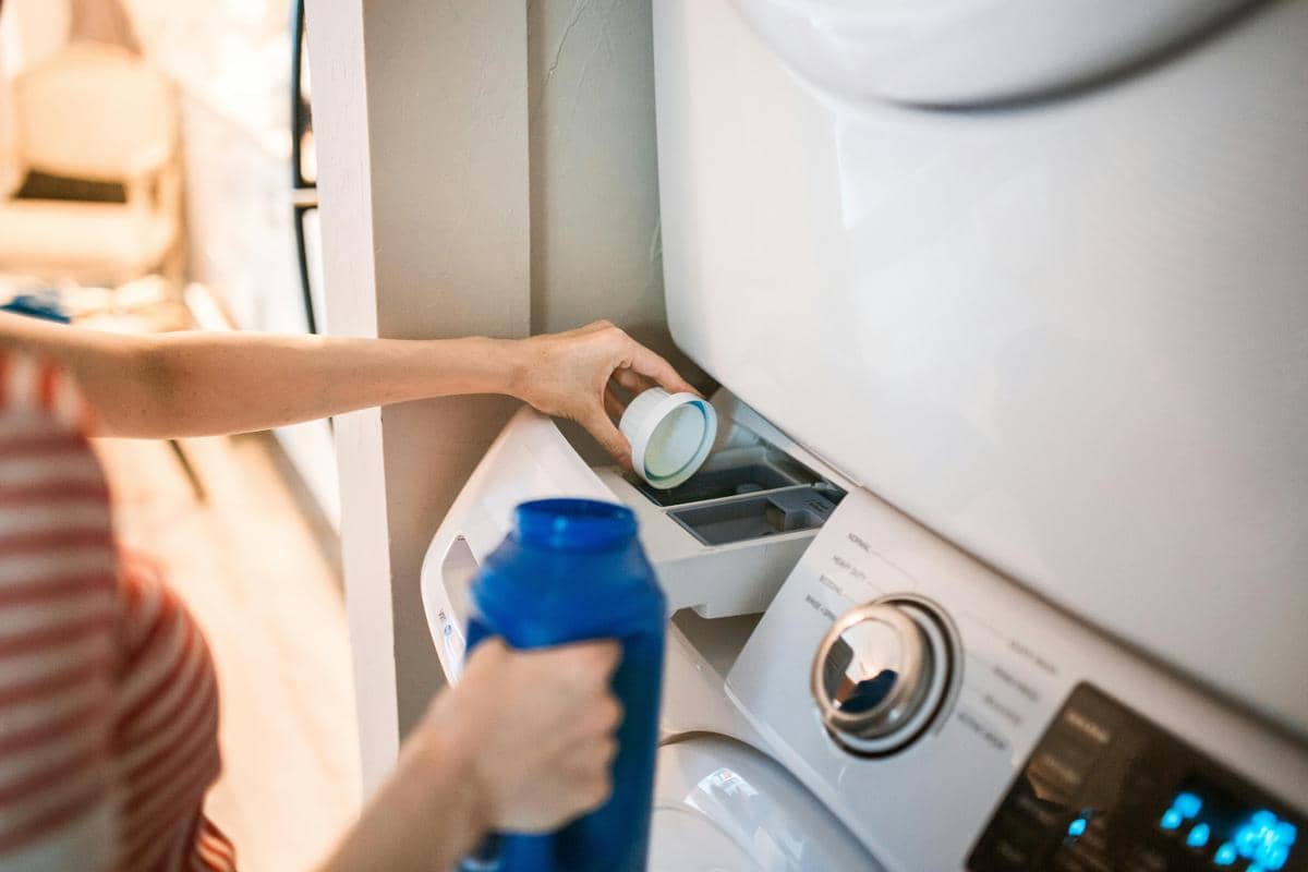 Ilustrasi mencuci dengan detergent tepat