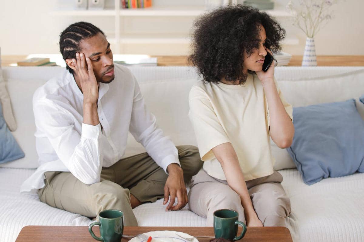 ilustrasi wanita sedang menggunakan ponsel di samping pria