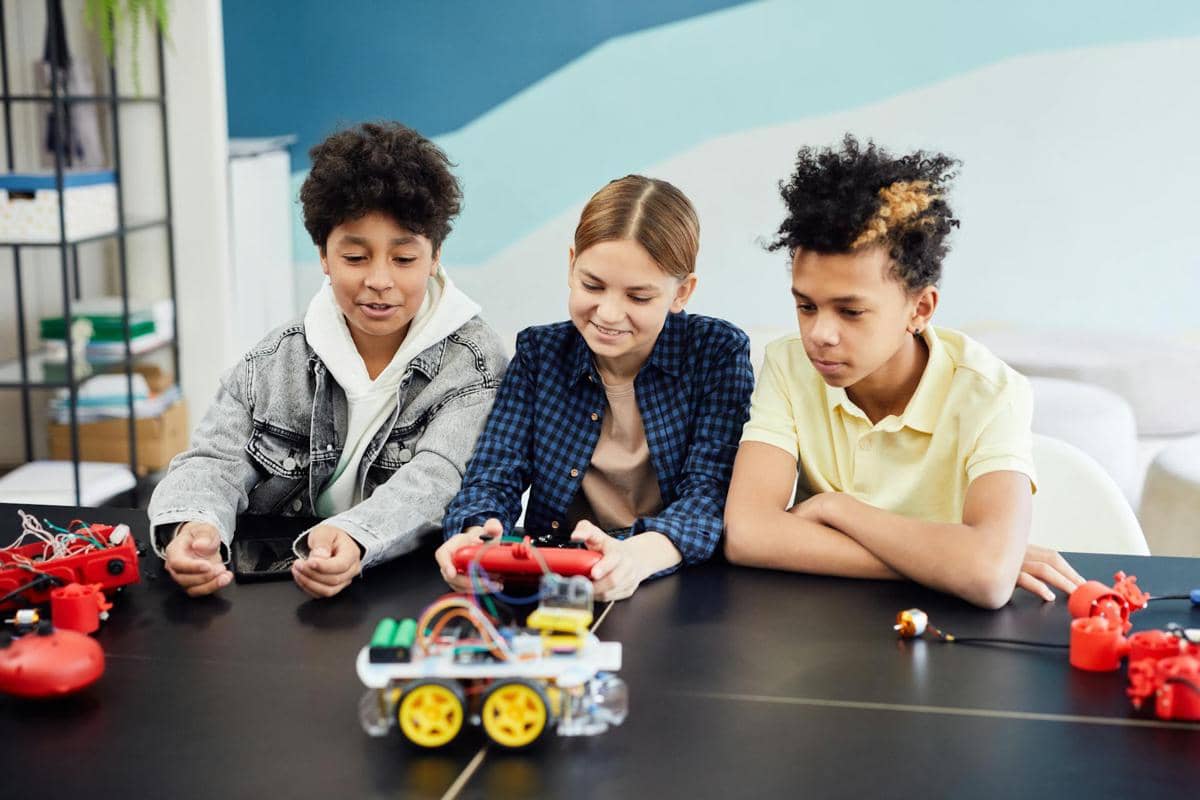 ilustrasi mengoperasikan robot