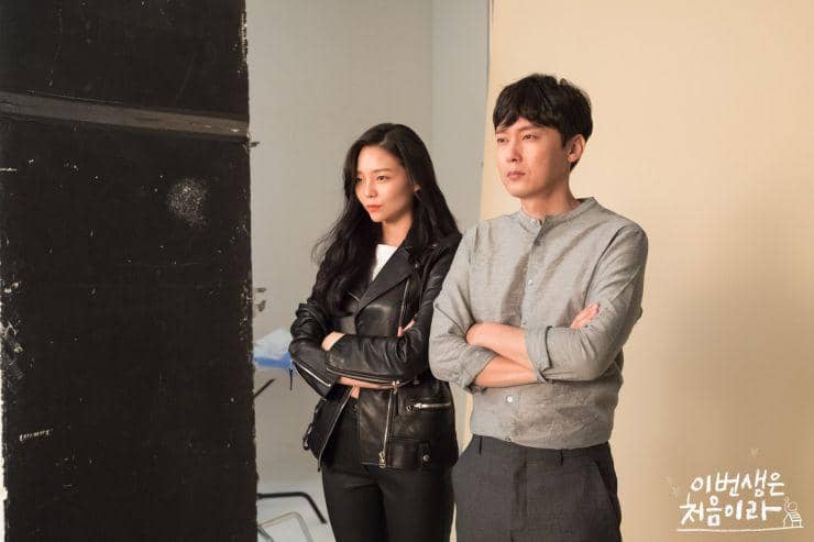 Foto Woo Su Ji dan pasangan di drakor Because This is My First Life